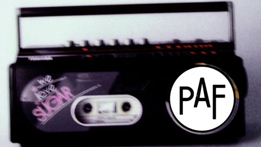 Logo des Performing Arts Festival. Die Buchstaben P, A, F auf einem alten Radio