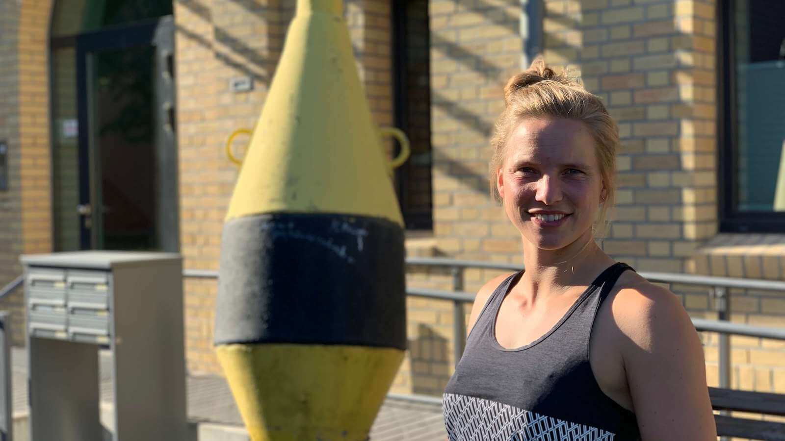 Die Fußballerin Tabea Kemme neben der Skulptur einer Turbine