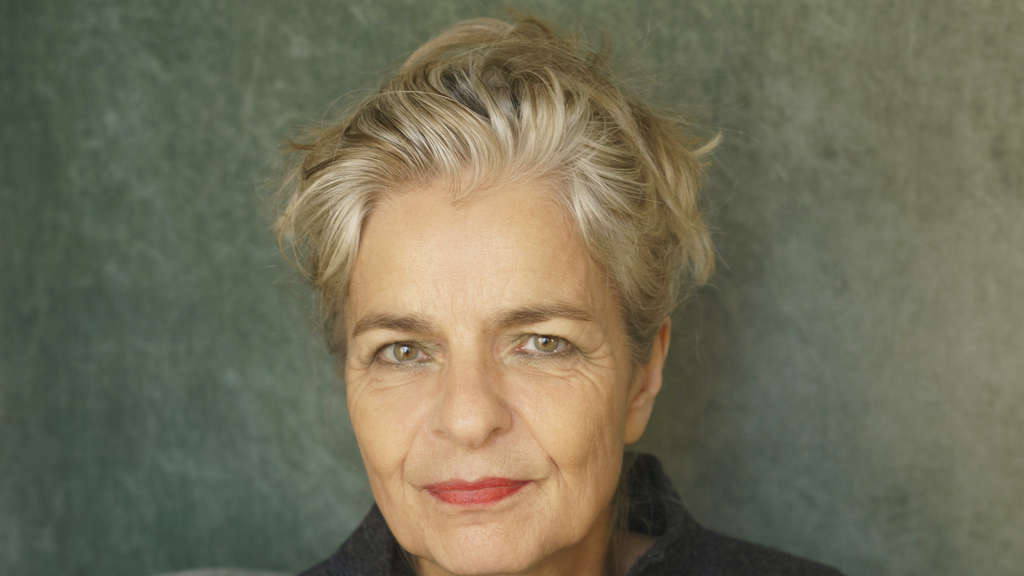 Portraitfoto einer Frau mit weißen Haaren